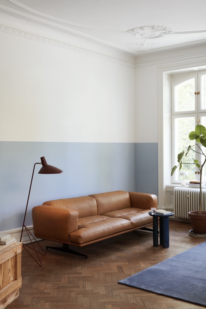 AV23 - Inland 3-seater sofa / Black base / Leather Cognac