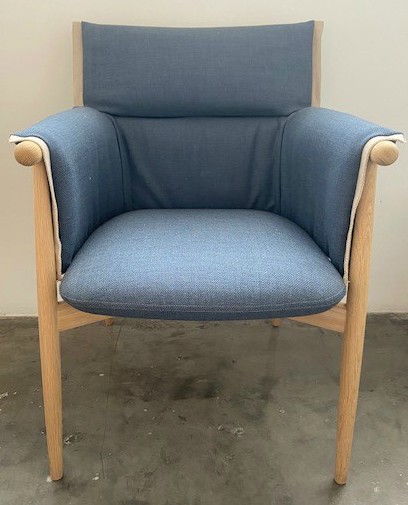 EOO5 - Embrace Armchair / Oak soap / Clara 983